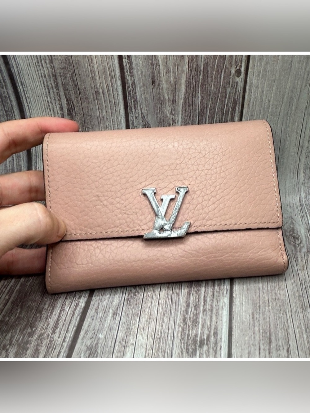 LOUIS VUITTON Capucines Leather Wallet Pink Jasmin